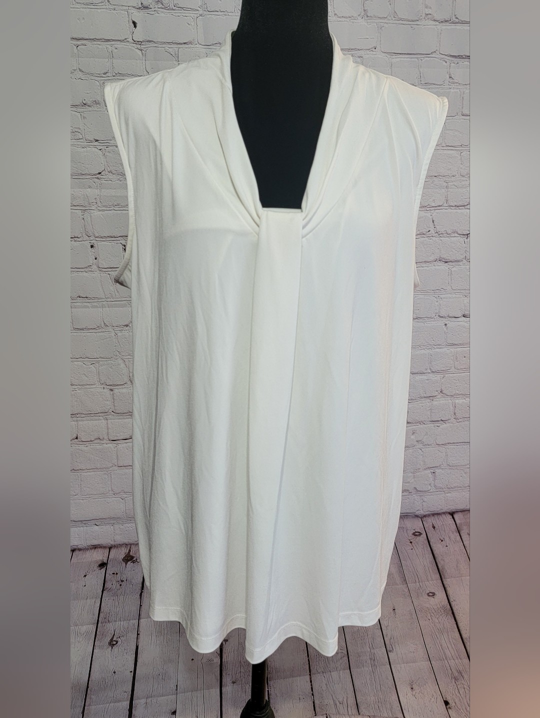 Dana Buchman Cream Sleeveless V-Neck Drape Front Top Size Xl